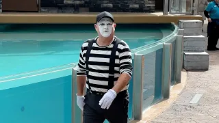 HILARIOUS Tom The Famous SeaWorld Mime (ARRIVE EARLY)