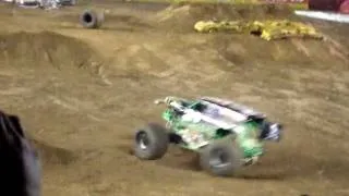 GraveDigger loses a tire and KEEPS GOING!!!