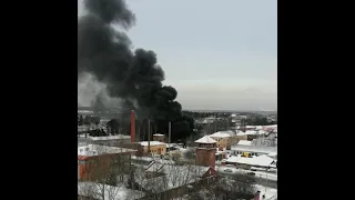 В Екатеринбурге на Сортировке загорелся склад с пластмассой | E1.RU