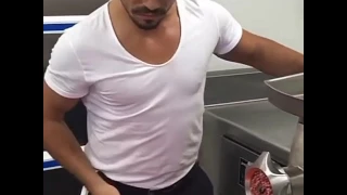 Турецкий повар мачо Нусрет Гекче солить мясо  Salt bae Turkish chef Nusret Gokce instagram video