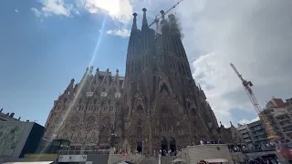 MENOS QUE OBRAS ⛪️ LA SAGRADA FAMILIA 🧱🔩