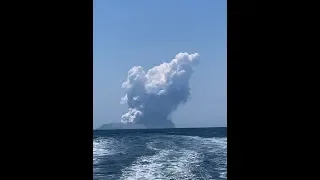 DERNIÈRE HEURE;Le volcan White Island entre en éruption EN NOUVELLE-ZÉLANDE!