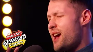 El chico dorado Calum Scott canta perfecto