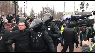 Митинг Навального  Людей в Москве задерживают Омоновцы. #навальный#