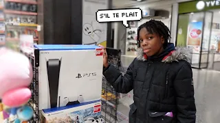 MON PETIT FRÈRE VEUT UNE PS5... 😢