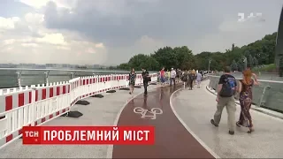 Нова травма: на пішохідному мосту у Києві знову тріснуло скло