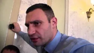 Виталий Кличко разговаривает