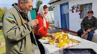 Украинское село🌻🌻🌻Вася меня пожалел , Таня не хочет дать пирожка.