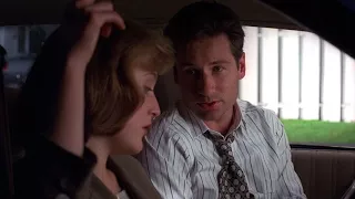Scully Mulder scene "Oooh... if you were that stoned, what?" (1x02)