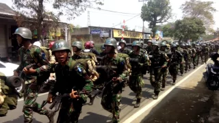TNI Batujajar Merinding  Bernyanyi Sambil jalan kaki