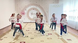 Український танок - "ПО ДОРОЗІ ЖУК" (муз. Н.Май.) Виконую діти 5-6 рків.