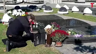 Potresna scena sa groblja: Žarko Laušević pali sveće na grobu Nebojše Glogovca