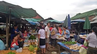 ตลาดเย็นวังเวียง หรือตลาดมื้อแลงวังเวียง evening market in Vang Vieng