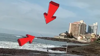 SAMANDUARA OLHA O DESESPERO DO PESCADOR PESCARIA DE COSTEIRA OU COSTÃO GUARAPARI ES PESCARIA...