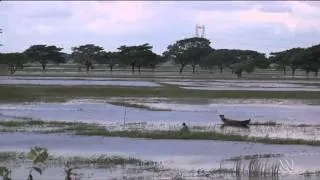 Thousands flee Burma floods