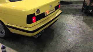 BMW M5 e34 dakargelb fire exhaust