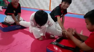 Tập ép dẻo Taekwondo Đức Tâm