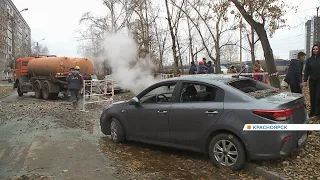 В Красноярске фонтан из кипятка и камней забил из-под земли и залил автомобиль
