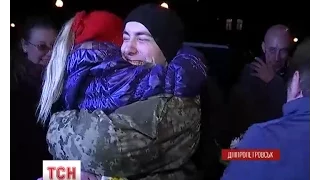 У Дніпропетровську зустріли двох  українських бійців, звільнених з ворожого полону