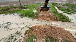 ESTOURANDO REPRESA💥 TRABALHANDO NA CHUVA 🌧 Escavadeira hidráulica op iago