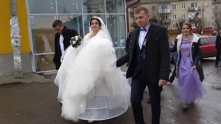 Молодята йдуть до РАЦСу. Весілля у Козові. 11.11.2017