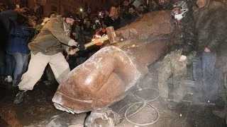 Ukraine protesters topple Lenin statue in Kiev