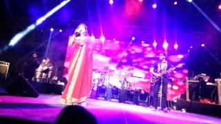 Alka Yagnik - Aisi Deewangi (Deewana) Live in Trinidad