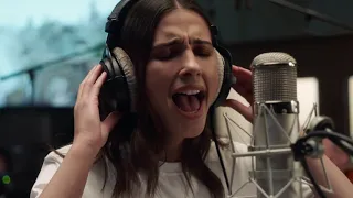 Isabela Souza - Callar (completa latino) (De "Aladdin" / Video oficial)