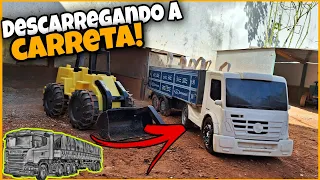 DESCARREGANDO A CARRETA DE FARELO DE SOJA E SUPLEMENTO MINERAL!!