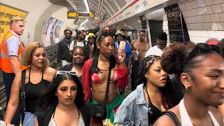 🇬🇧 NOTTING HILL CARNIVAL 2023, MONDAY 28th of AUGUST 2023, GETTING OFF THE TUBE IN NOTTING HILL GATE