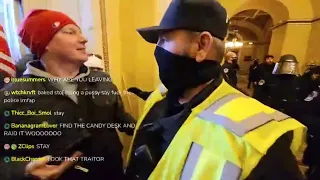 Поліцейський зробив селфі з прихильником Трампа в Капітолії