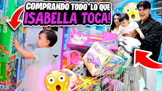 COMPRANDO TODO LO QUE NUESTRA HIJA ISABELLA TOCA EN UNA JUGUETERIA😱 Carlos & Adri