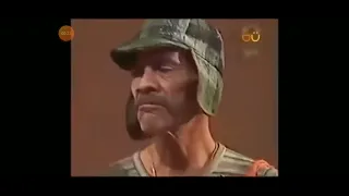 Kiko se ríe de don Ramón por llevar la ropa del chavo