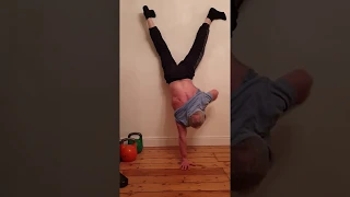 impossible handstand wear t-shirt challenge. челлендж: надень футболку вверх ногами