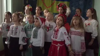 Народна колядка " Із-за хмари"