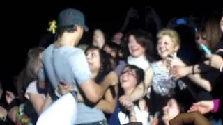 Enrique Iglesias Be With You goes into crowd in Birmingham LG Arena, March 26, 2011
