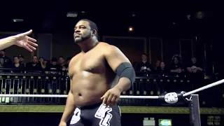 Crowd sings "Hey Jude" to Keith Lee