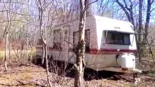 CREEPY ABANDONED TRAILER in the WOODS.....QU?B?COIS