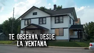 te observa desde la ventana (Grabación Real)