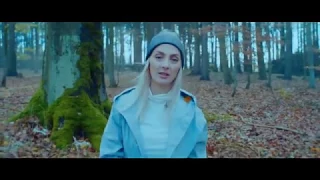 Barbora Poláková - Po Válce (Originální klip ne-pozpátku)