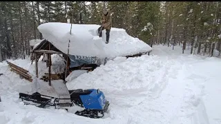 спасаем избу от снега. мотобуксировщик тонет в снегах