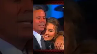 Julio Iglesias le robo un beso a Thalia