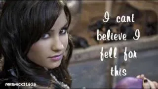 Solo - Demi Lovato with lyrics on screen