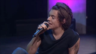 Harry looking at Louis while singing Little Things