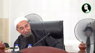 Solat Sambil Pegang Mushaf Al Quran - Ustaz Azhar Idrus