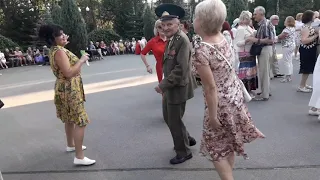 Ты очень красива в этом платье!!!💃🌹Танцы в парке Горького!!!💃🌹Харьков 2021