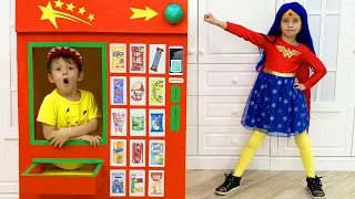 София меняет Игрушки на Настоящие сладости - Vending machine kids toys story