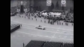 Первый послевоенный парад Победы, 9 мая, 1965. Парад принимает министр обороны СССР Р. Малиновский