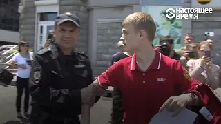 Парня пытались задержать, он вырвался и завел людей. Митинг 12 июня во Владивостоке