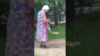 Бабушка обмазывает качели говном жители Гатчины боятся выпускать своих детей на площадку Новости Шок